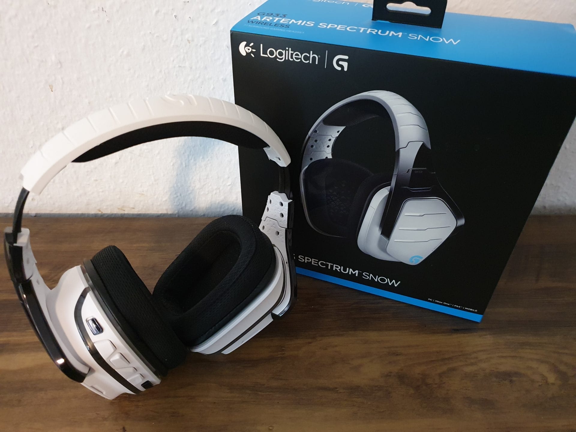 Logitech G933 Artemis Spectrum Gaming Headset mit Verpackung